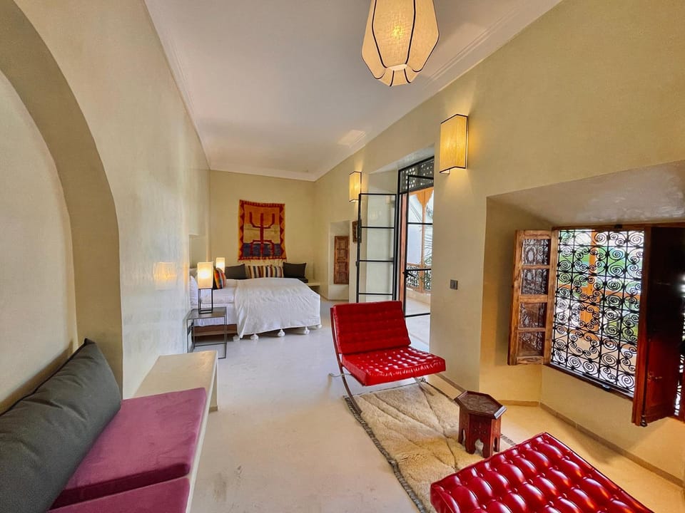 Bed, Photo of the whole room, Seating area, Bedroom