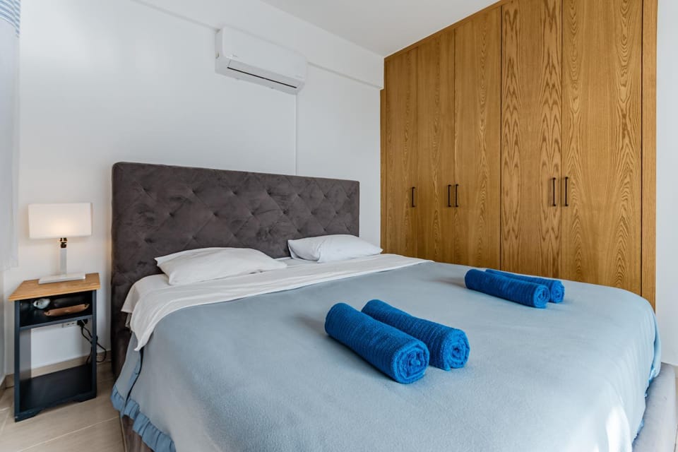 Bed, Bedroom, towels, wardrobe, air conditioner