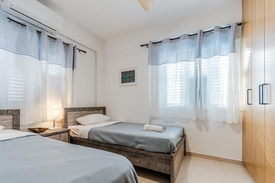 Bed, Bedroom, towels, air conditioner