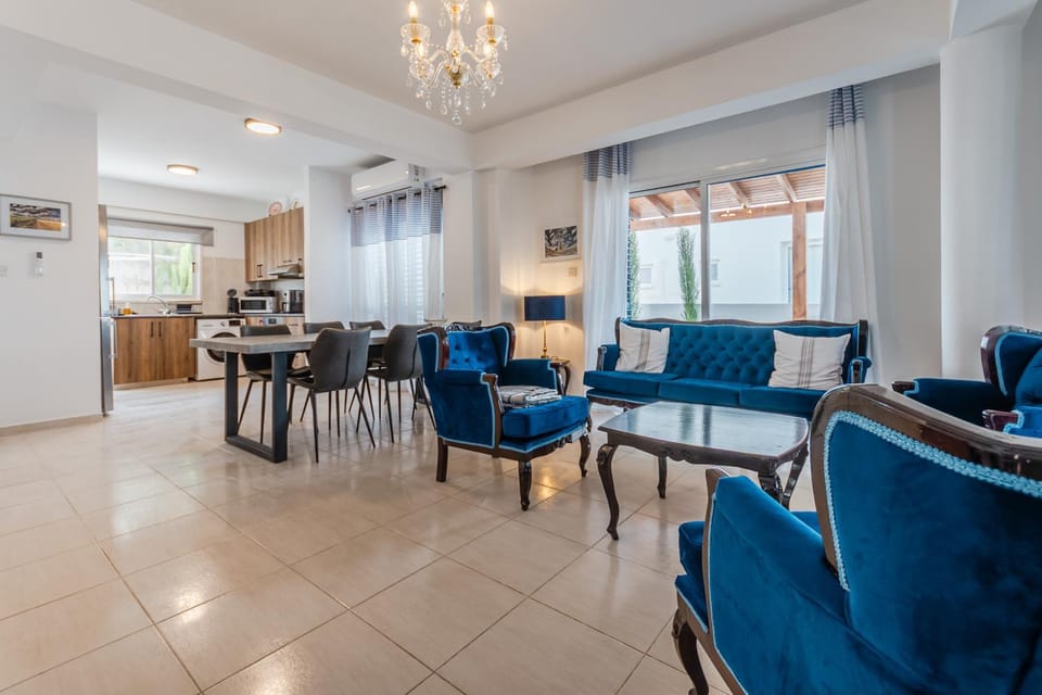 Kitchen or kitchenette, Living room, Seating area, Dining area, air conditioner