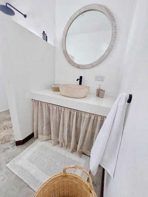 Bathroom, hair dryier, towels