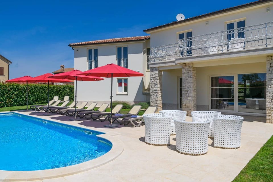 Property building, Patio, Spring, Day, Garden, Garden view, Pool view, Swimming pool, sunbed
