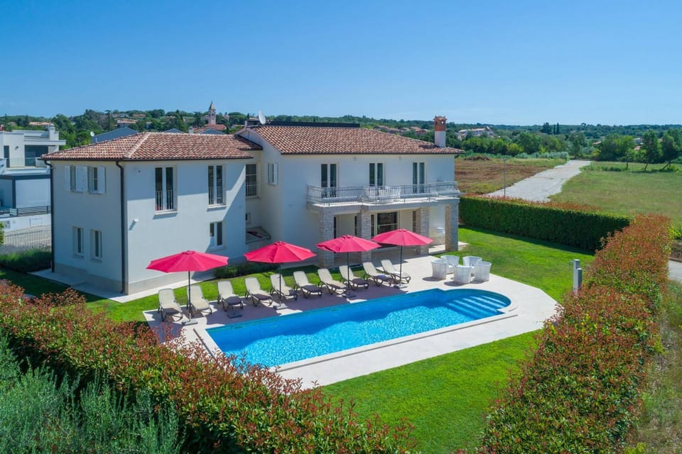 Property building, Patio, Spring, Day, Natural landscape, Garden, Garden view, Pool view, Swimming pool, sunbed