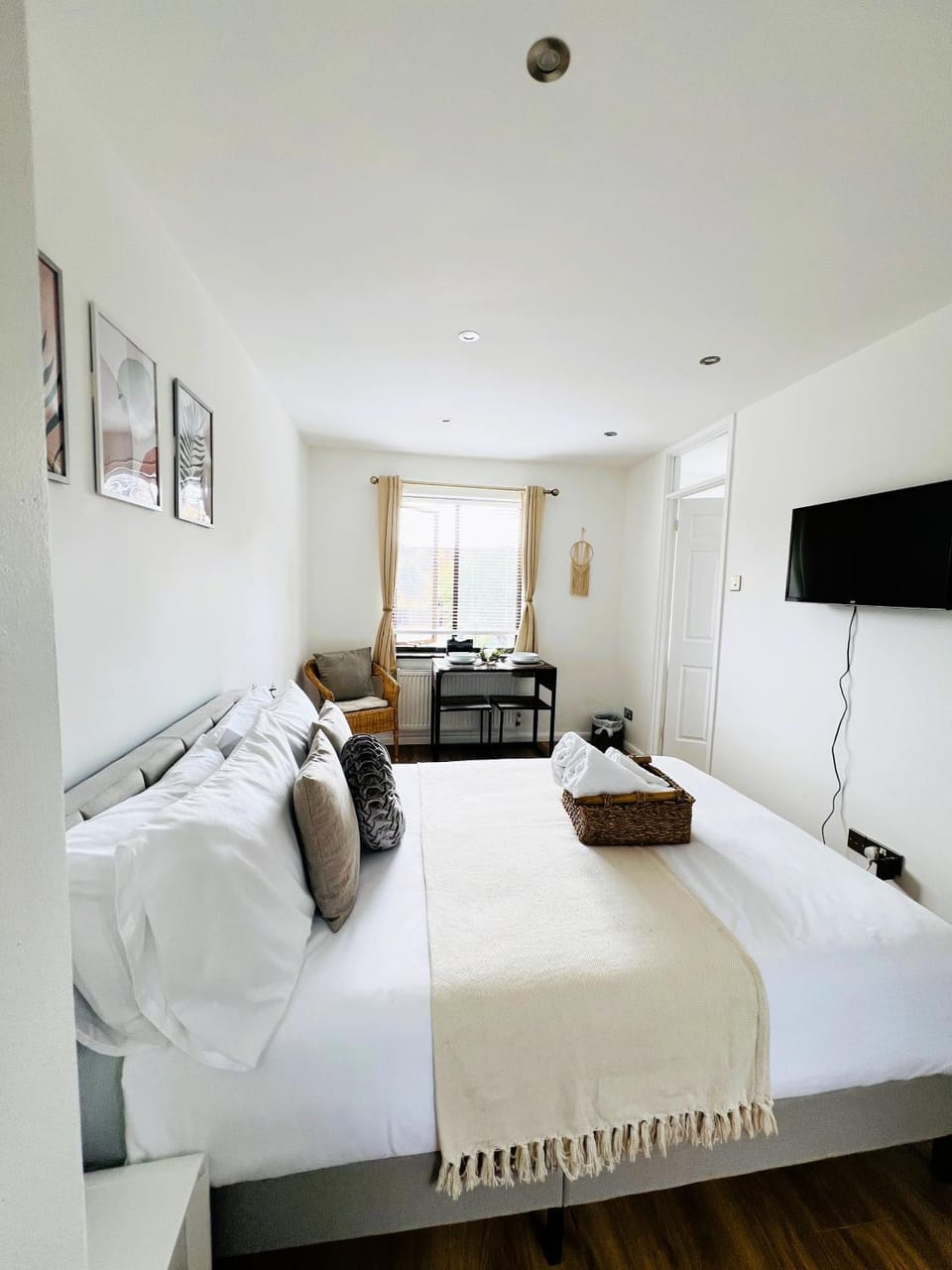 Bed, TV and multimedia, Decorative detail, Bedroom