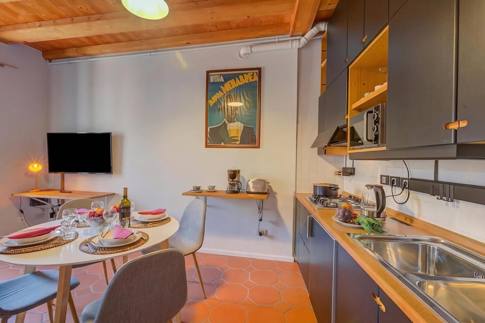 Kitchen or kitchenette