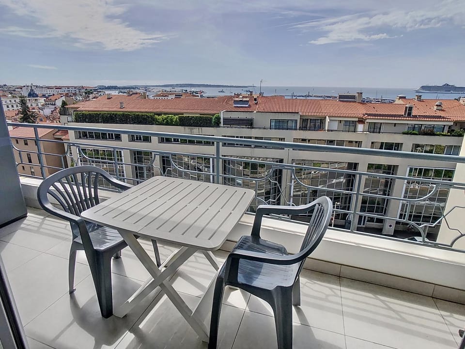 View (from property/room), Balcony/Terrace, City view, Sea view