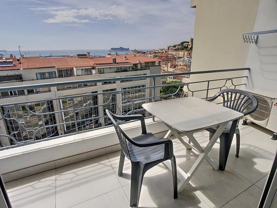 View (from property/room), Balcony/Terrace, City view