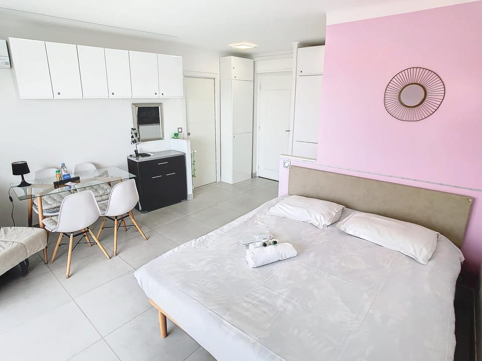 Bed, Dining area, Bedroom