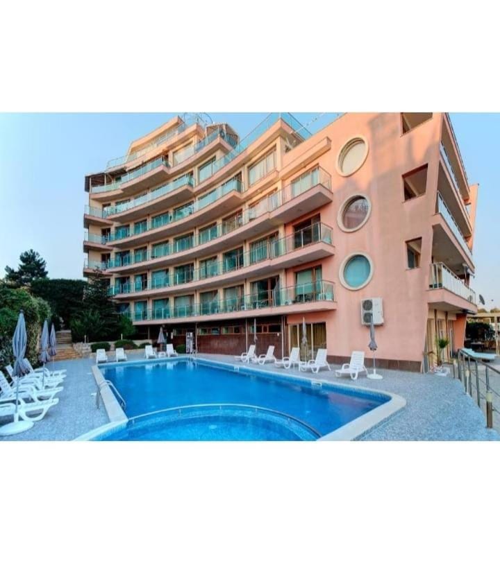 Property building, Swimming pool, sunbed