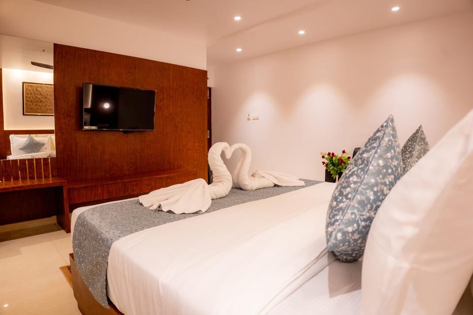 Bed, TV and multimedia, Bedroom, towels
