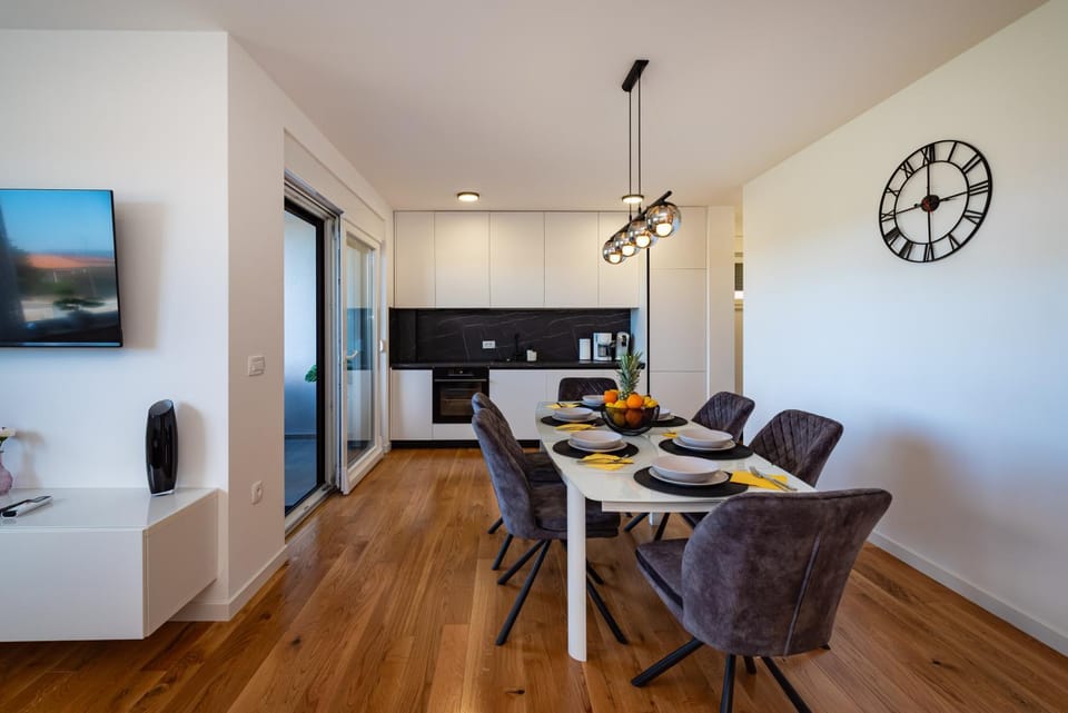 TV and multimedia, Kitchen or kitchenette, Living room, Seating area, Dining area, minibar, oven, stove