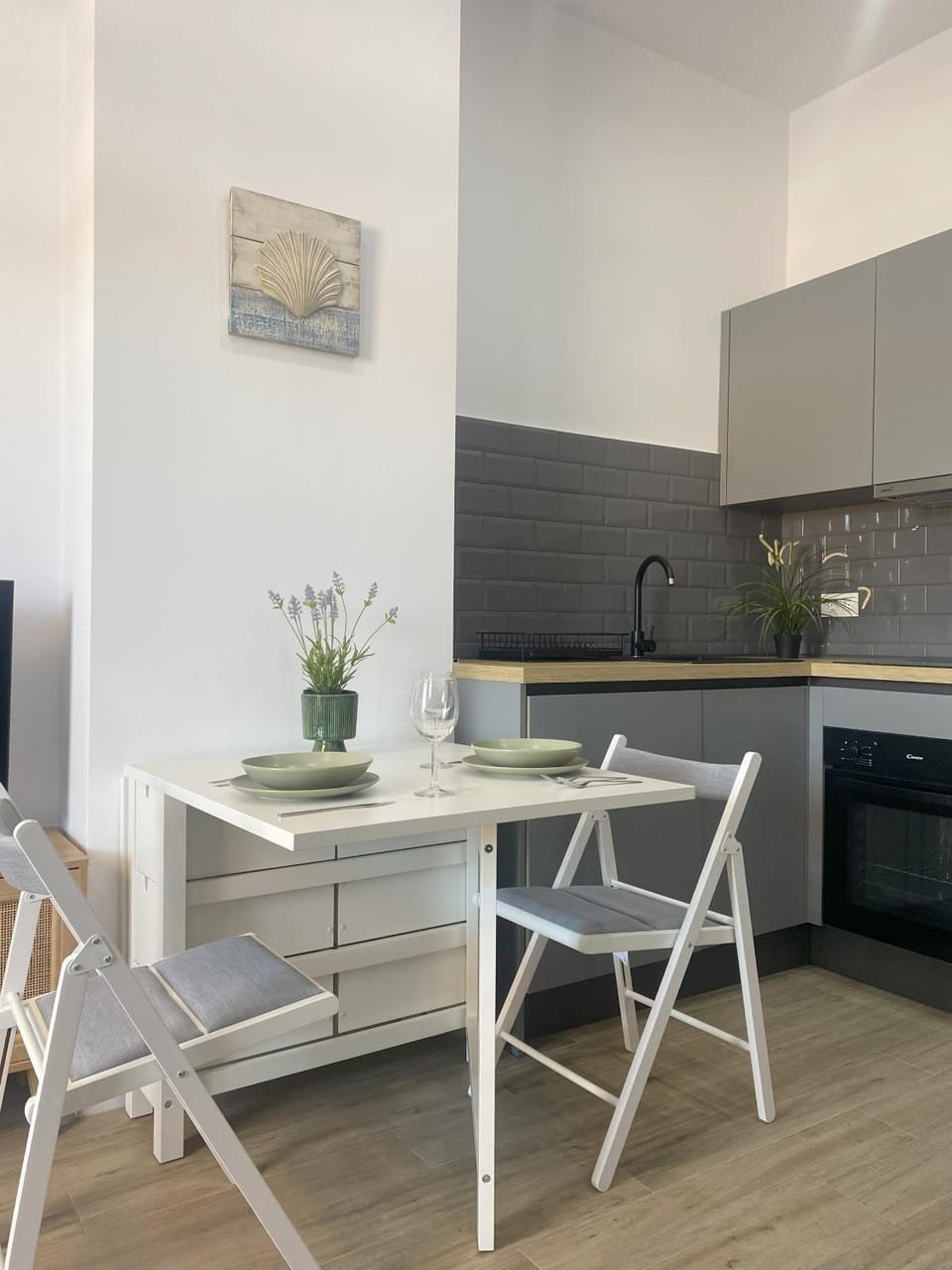 Kitchen or kitchenette, Dining area