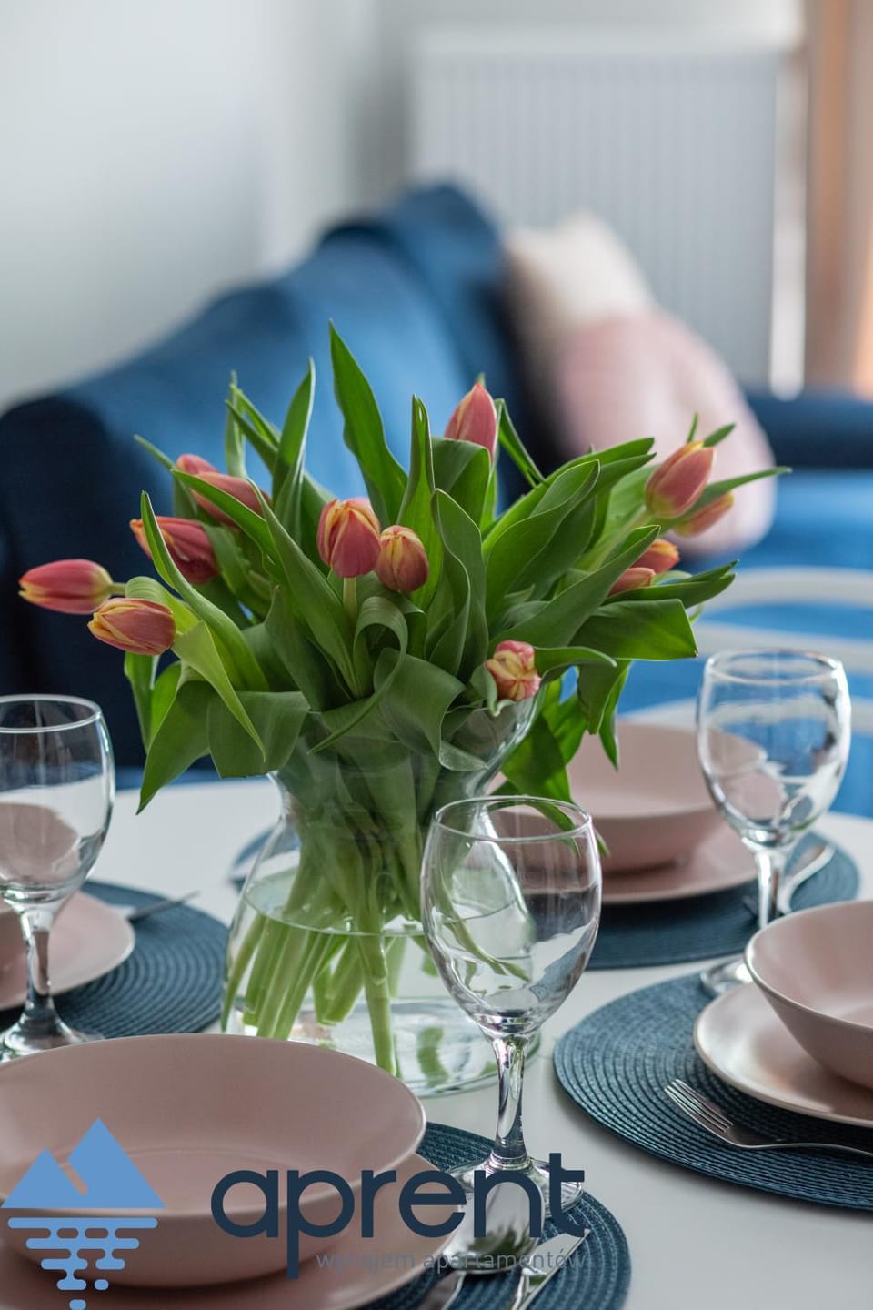 Photo of the whole room, Dining area