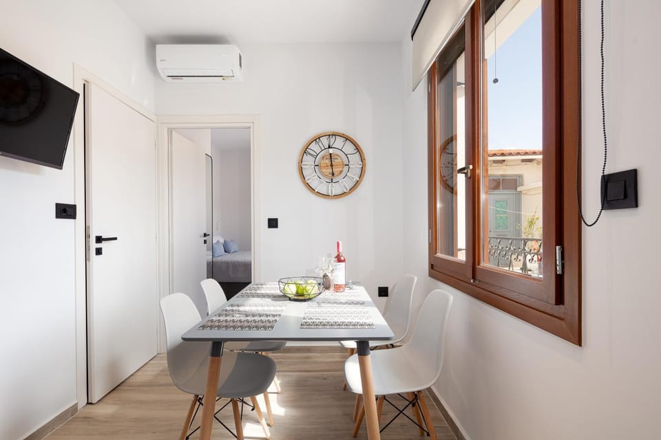 TV and multimedia, Seating area, Dining area, air conditioner