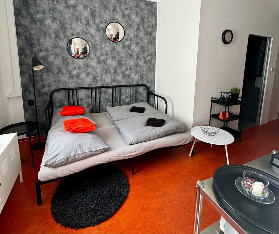 Bed, Living room, Seating area, towels