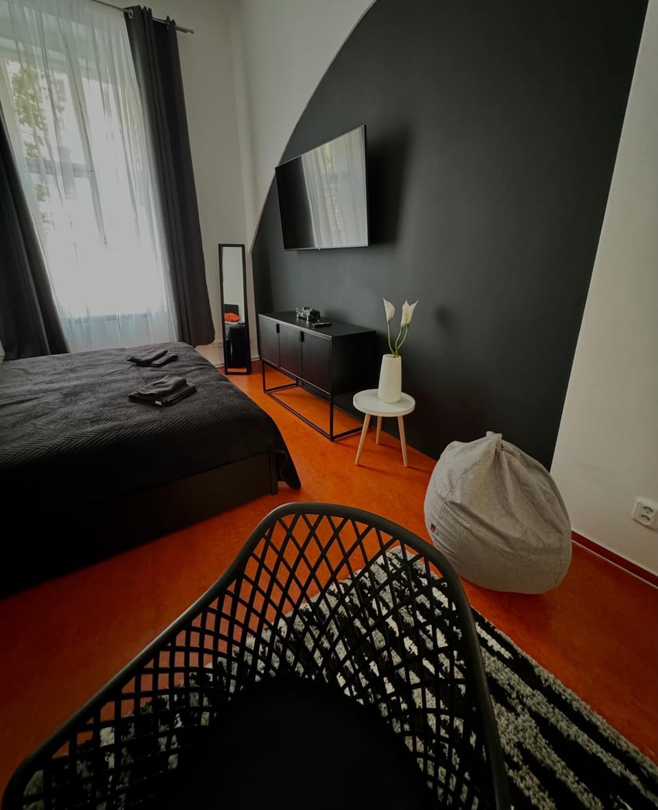 Bed, Seating area