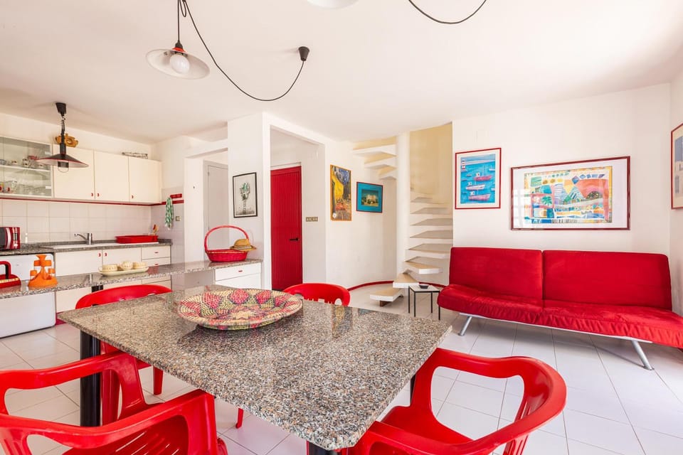 Kitchen or kitchenette, Living room, Seating area, Dining area