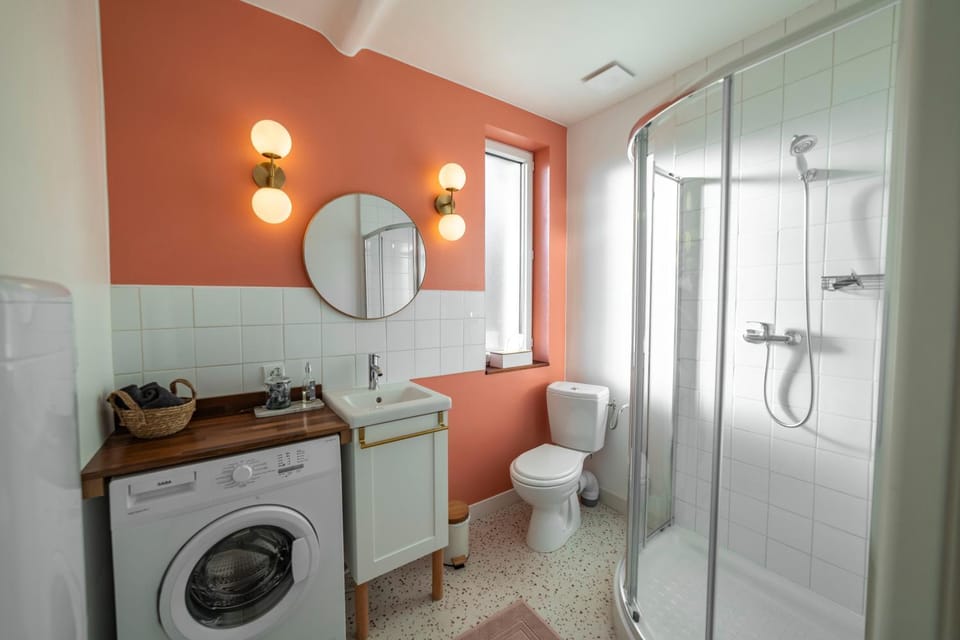 Toilet, Bathroom, towels, washing machine