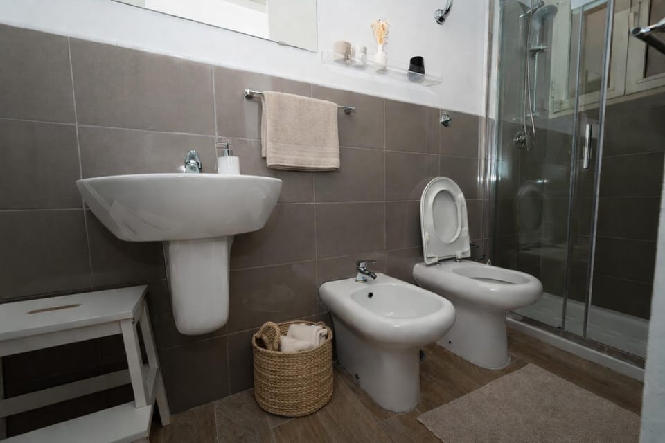 Shower, Toilet, Bathroom, bidet, towels
