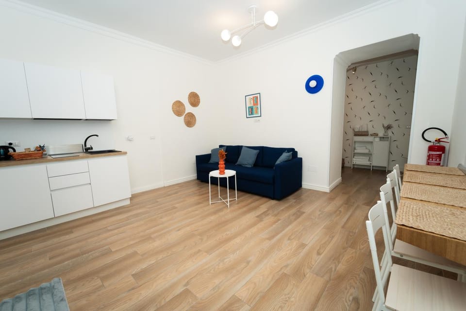 Kitchen or kitchenette, Living room, Seating area, Dining area