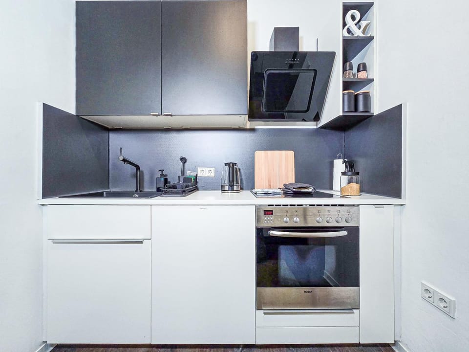 Coffee/tea facilities, Kitchen or kitchenette, dishwasher, oven, stove