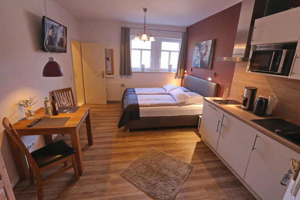 Bed, Kitchen or kitchenette, Dining area