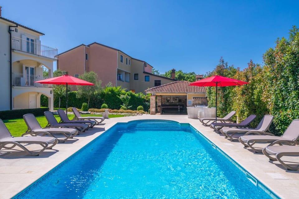 Property building, Patio, Spring, Day, Garden, Garden view, Pool view, Swimming pool, sunbed