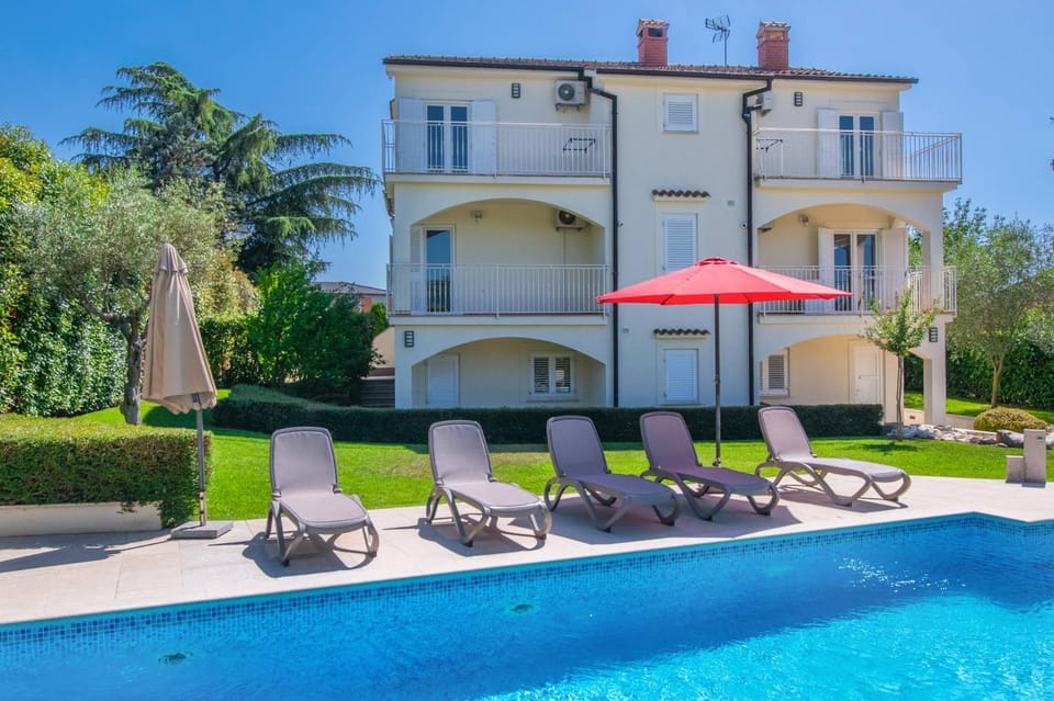 Property building, Patio, Spring, Day, Garden, Garden view, Pool view, Swimming pool, sunbed