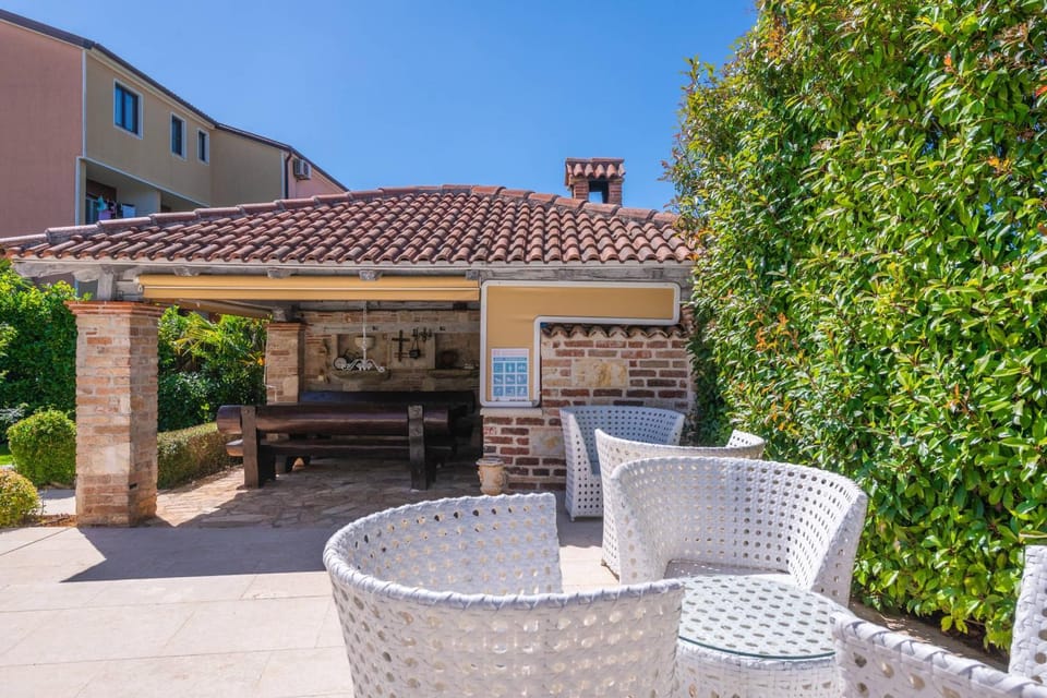 Property building, Patio, Spring, Day, Garden, Dining area, Garden view