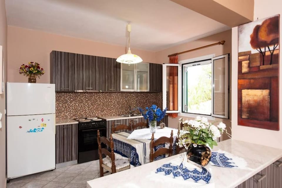 Kitchen or kitchenette, Dining area, oven, stove