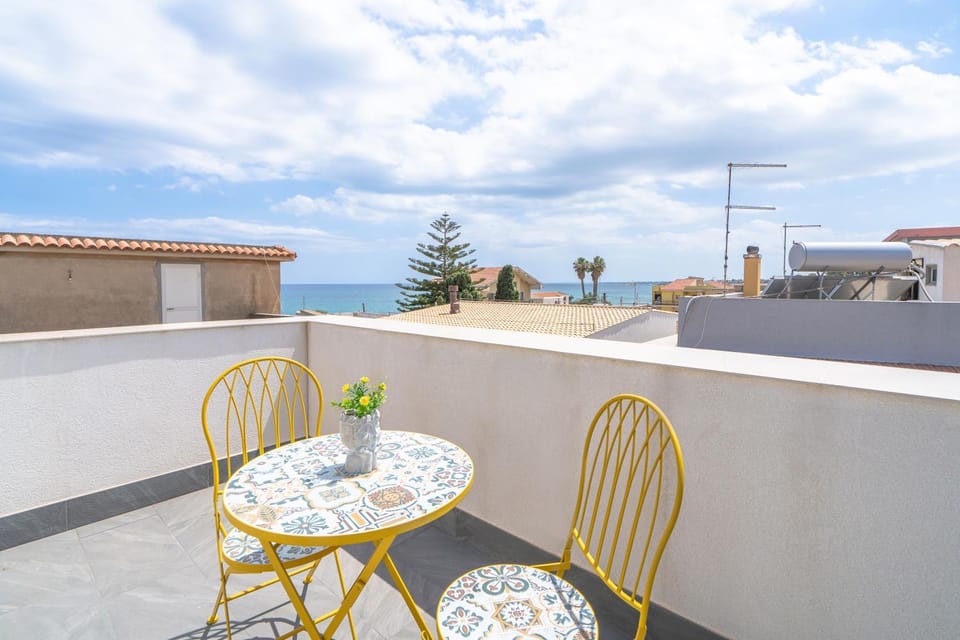 Property building, Balcony/Terrace, Living room