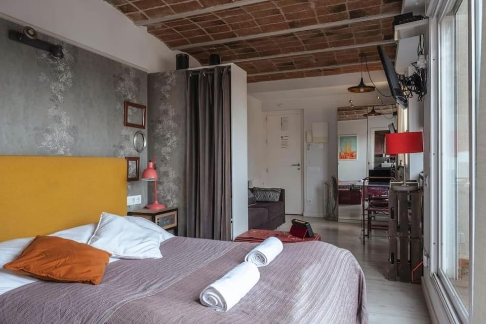 Cozy Penthouse Studio with Private Rooftop Terrace Apartment in Barcelona