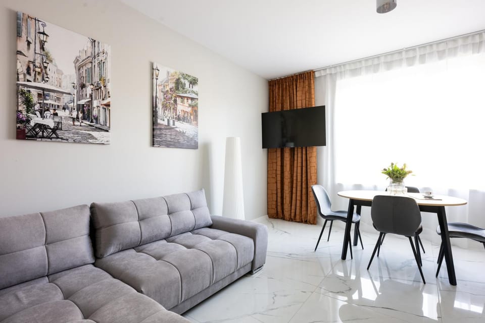 TV and multimedia, Living room, Seating area, Evening entertainment