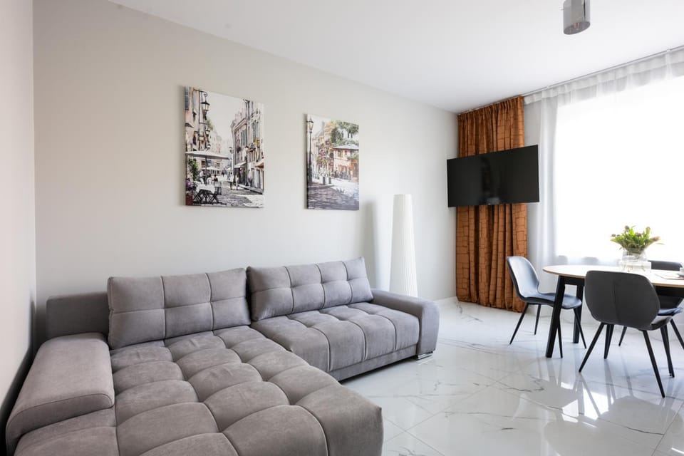 TV and multimedia, Living room, Evening entertainment