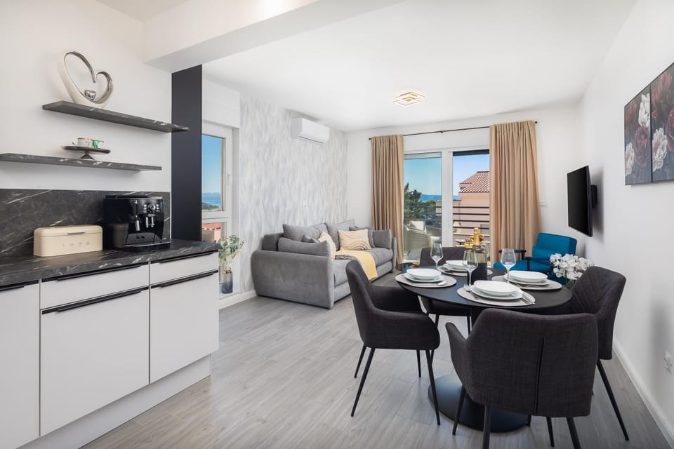 TT Apartment with sea view and private parking Apartment in Makarska