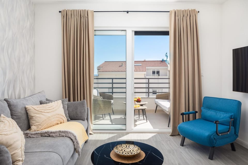 TT Apartment with sea view and private parking Apartment in Makarska