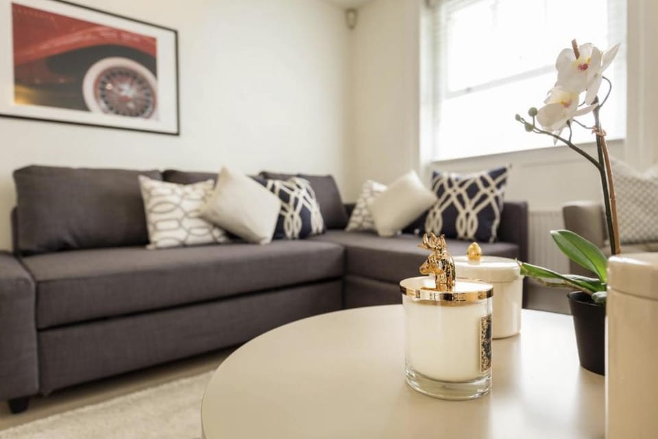 Living room, Decorative detail, Seating area, internet