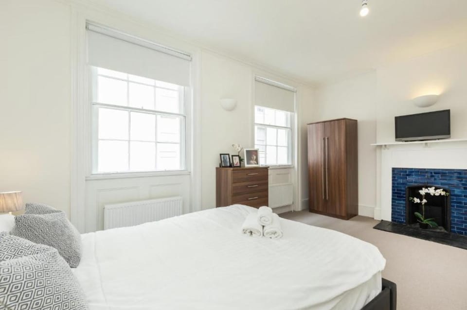 Bed, TV and multimedia, Photo of the whole room, Seating area, Bedroom, towels, wardrobe