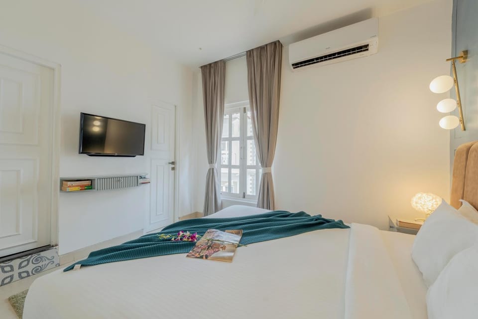 Bed, TV and multimedia, Bedroom