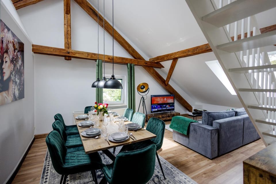 TV and multimedia, Living room, Seating area, Dining area