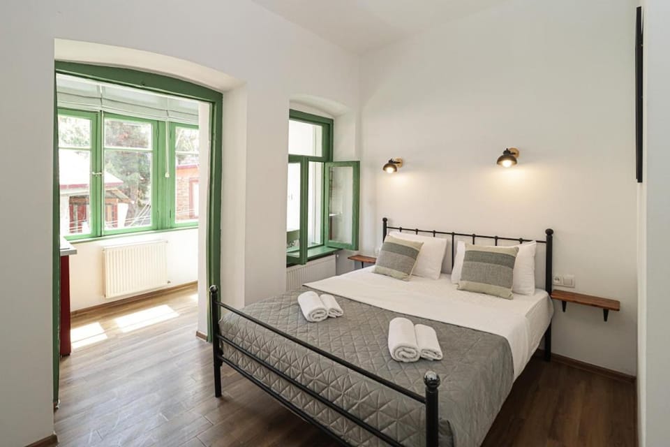 Unique 3-Studio Combo for 6 Guests By Wehost Apartment in Tbilisi, Georgia