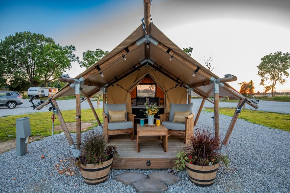 Facade/entrance, Bed, Seating area
