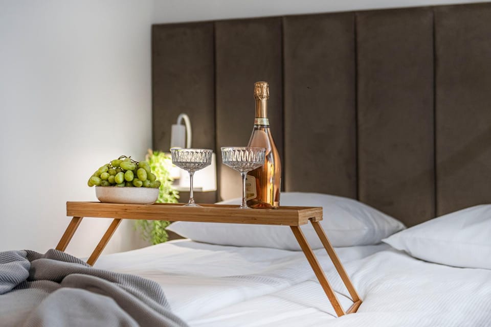 Bed, Food and drinks, Photo of the whole room, Bedroom, Drinks