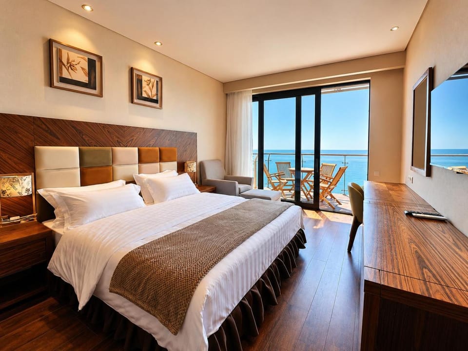 Bed, TV and multimedia, Photo of the whole room, Bedroom, Sea view