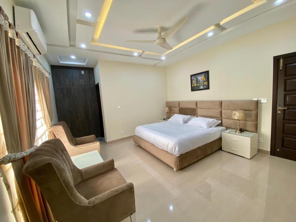 Bed, TV and multimedia, Living room, Photo of the whole room, Seating area, Bedroom
