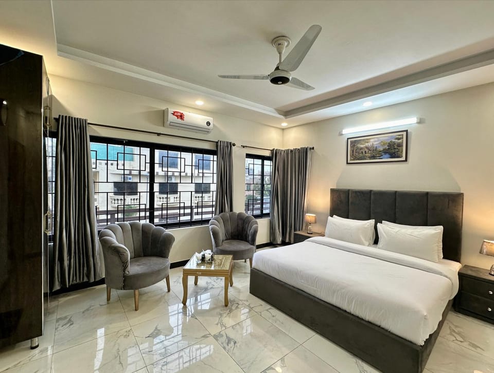 Bed, TV and multimedia, Living room, Photo of the whole room, Seating area, Bedroom, fireplace, air conditioner