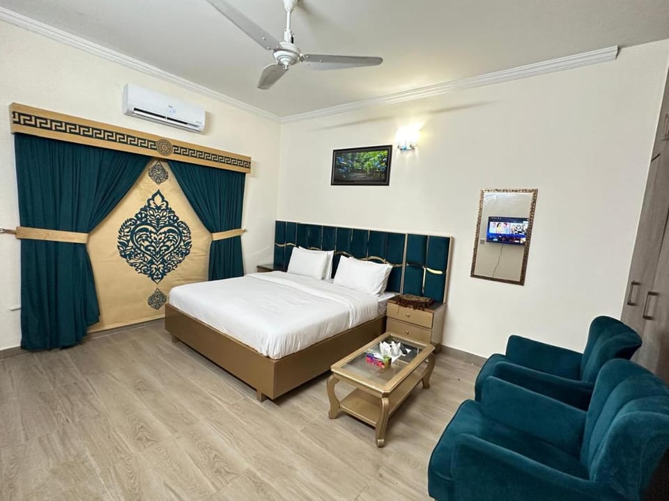 Bed, TV and multimedia, Living room, Photo of the whole room, Seating area, Bedroom, air conditioner