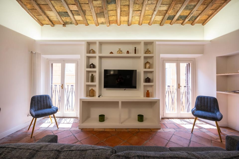 Property building, Communal lounge/ TV room, TV and multimedia, Living room, Seating area, Evening entertainment