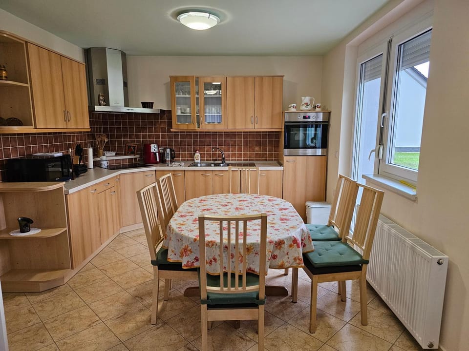 Kitchen or kitchenette, Dining area, pet friendly