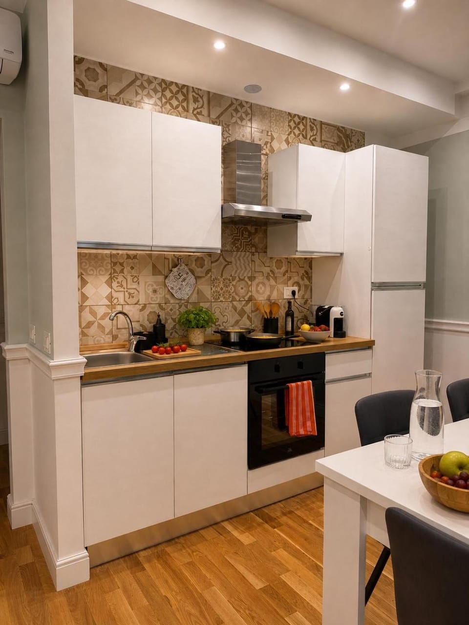Kitchen or kitchenette, Dining area